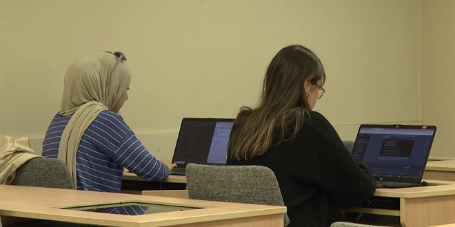 Erzincan'da depremzede 124 üniversite öğrencisine 8 ay boyunca burs verilecek