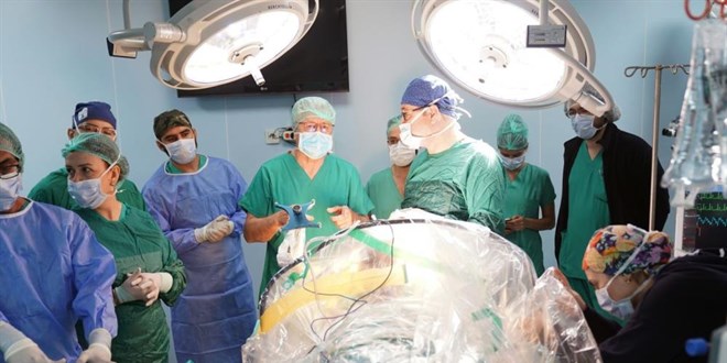 Rektör hastayla sohbet etti, cerrahlar tümörü çıkardı