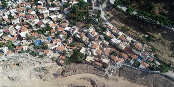 Manisa'da kentsel dönüşüm bölgesinde heyelan riskine karşı 5 ev boşaltıldı