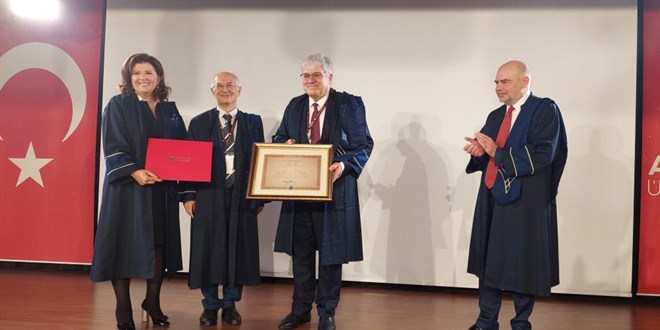 4 yılda hem Almanya'dan hem Türkiye'den hukuk diploması