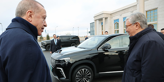 Erdoan, Kazakistan Cumhurbakan Tokayev'e Togg hediye etti