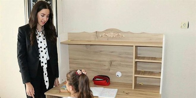 20 bin öğrenciye masa ve kitaplık
