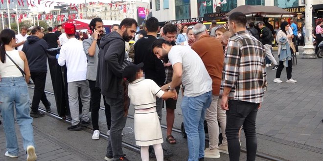 10 yaşındaki kız turistlerin çantasını çalarken suçüstü yakalandı