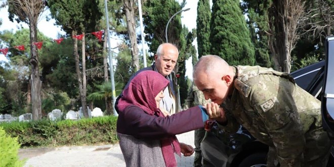 Şehit annesini duygulandıran komutan: Karşımda şehit oğlum var zannettim