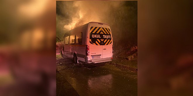 Ağaca yıldırım düştü; altındaki minibüs küle döndü