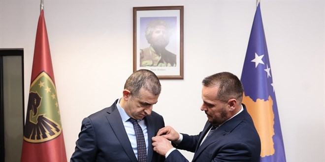 Haluk Bayraktar'a, Kosova'da stn hizmet madalyas verildi