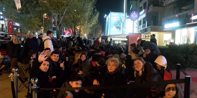 Ünlü kozmetik mağazasının açılışı için 12 saattir sıra bekliyorlar