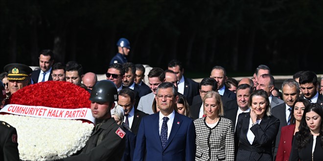 CHP Genel Başkanı Özel, yeni PM ve YDK üyeleriyle Anıtkabir'i ziyaret etti