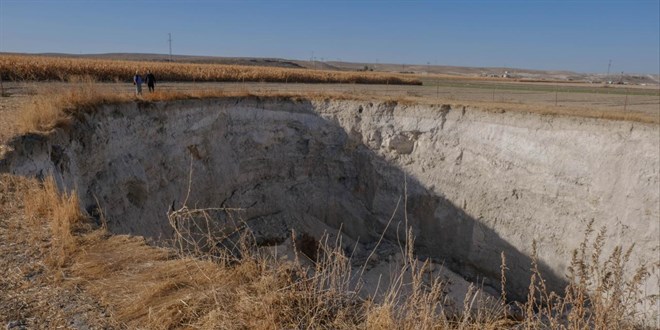 Konya'da obruklar artıyor: Gaz çıkışı görüldü