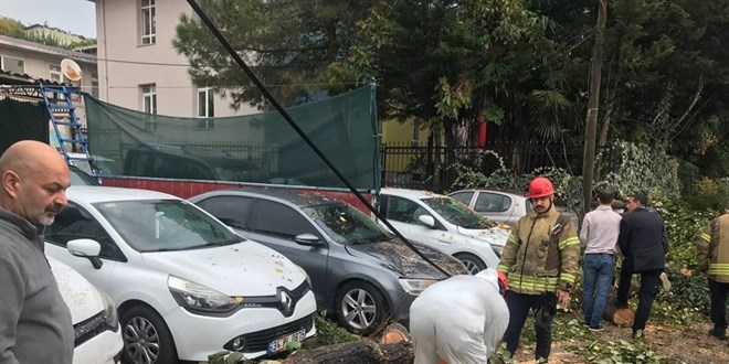 İstanbul'da sağanak: Trafik yoğunluğu yüzde 80'i gördü