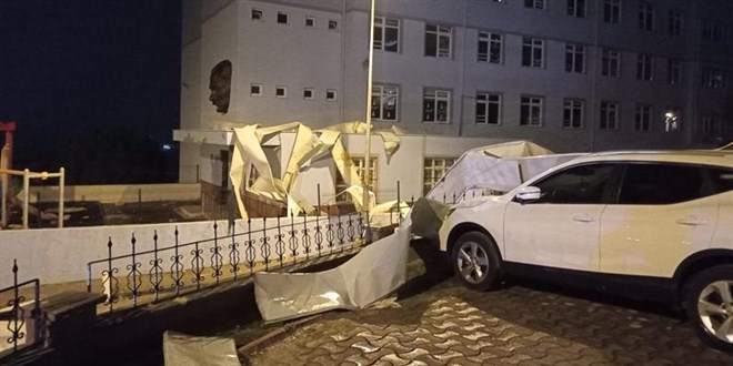 Bursa'da şiddetli rüzgar nedeniyle okul çatısı uçtu