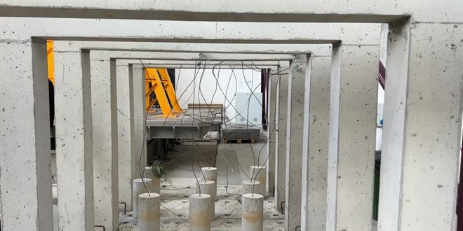 'İsias Otel'in yıkılışı kum dolu kovayı çevirdikten sonra kumun yayılış şekli gibi olmuş