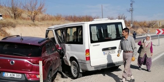 Minibüs ile otomobil çarpıştı: 5 yaralı