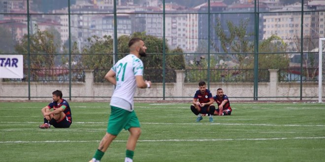 Hakemin kararını beğenmeyen futbolcular oturma eylemi yaptı