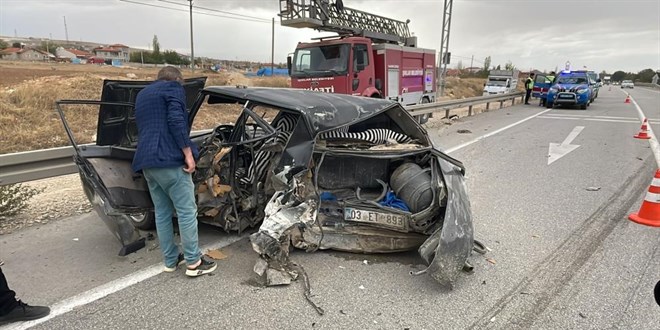 Afyonkarahisar'da iki otomobil çarpıştı: 1 ölü, 4 yaralı