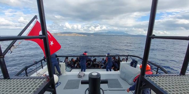 İzmir açıklarında 39 düzensiz göçmen kurtarıldı