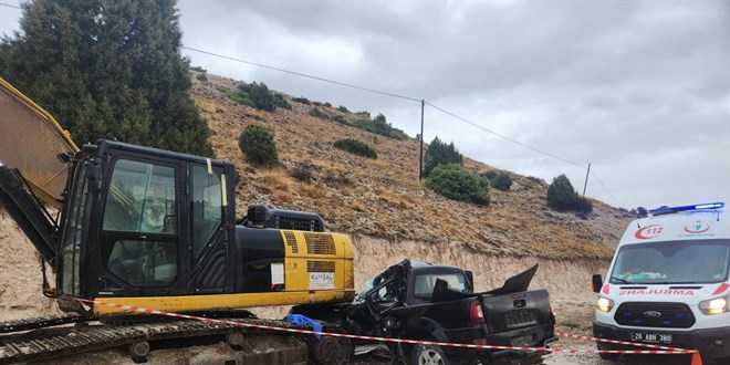 Pikabın iş makinesine çarptığı kazada aynı aileden iki kişi öldü