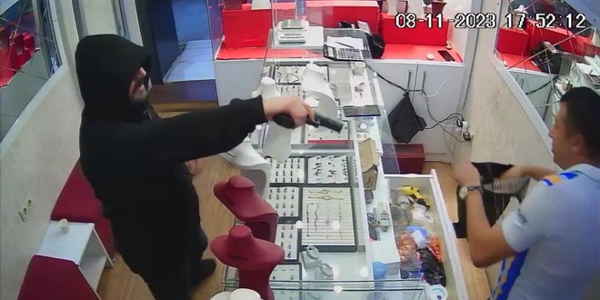 Kuyumcuyu soydu, kaçarken kendini vurdu