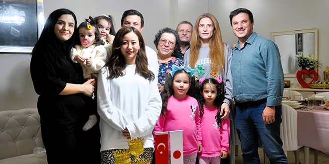Kedileriyle ilgili sosyal medya paylaşımları yapan aile, Japon takipçilerini ağırladı