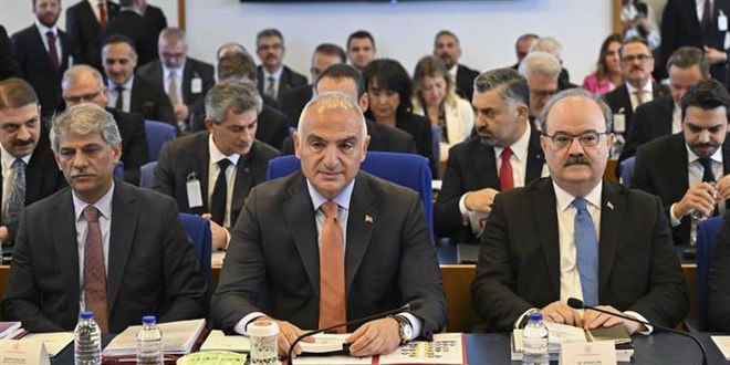 Bakan Ersoy: Turizm gelirimiz bu yıl 42 milyar dolar oldu
