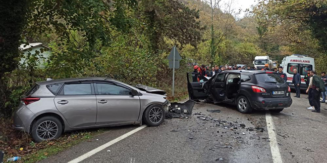 Bartn'da iki otomobil kafa kafaya arpt: 1 l, 5 yaral