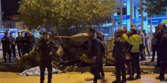 Adana'da otomobilin refüjdeki ağaçlara çarpması sonucu 3 kişi öldü, 2 kişi yaralandı