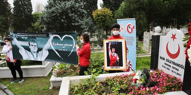 Dünya sporunun efsane ismi milli halterci Naim Süleymanoğlu, kabri başında anıldı