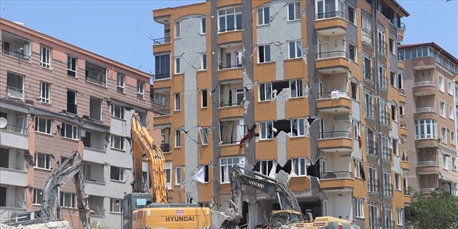 25 bin ağır hasarlı bina mahkemelik