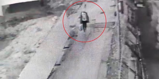 El arabasıyla geldiği villadan 5 milyon liralık mücevher bulunan kasayı çaldı