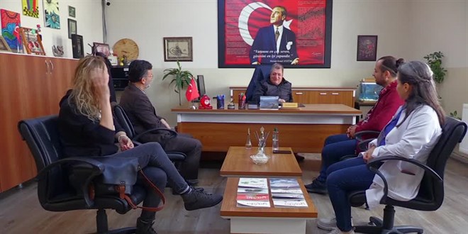 Görme engelli rehberlik öğretmeni öğrencilere kariyer hedefi çiziyor