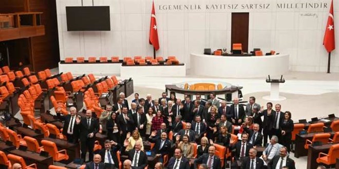 CHP, Genel Kuruldaki eylemine bir süre daha devam edecek