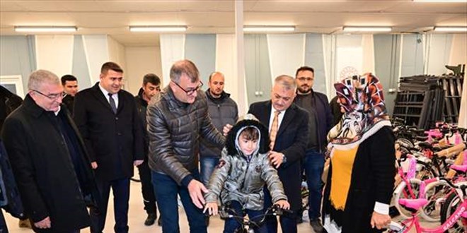 Malatya'da depremzede çocuklara bisiklet dağıtıldı