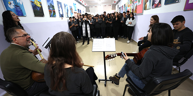 rencilerini stresten uzaklatrmak iin okulda 'koridor konserleri' dzenliyor