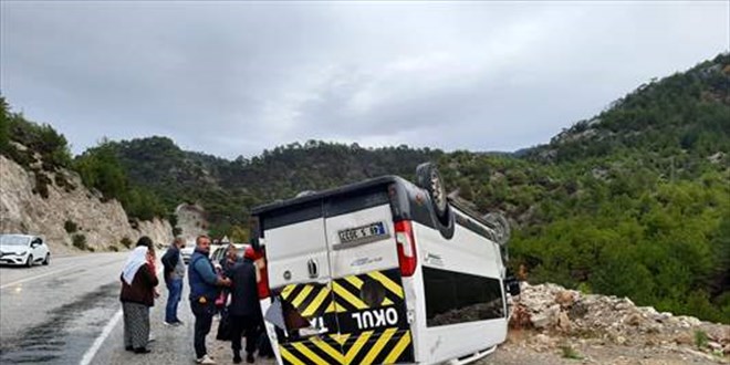 Muğla'da servis minibüsü devrildi, 9 öğrenci yaralandı