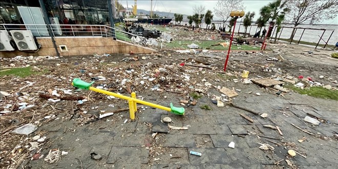 Selden ve fırtınadan etkilenen Karadeniz Ereğli'de 6 okulda eğitime 2 gün ara