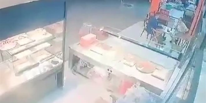 Adana'da otomobilin iş yerine girmesi sonucu 1 kişi öldü, 1 kişi yaralandı