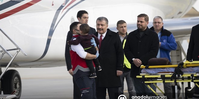 Bakan Koca, ambulans uçakla Türkiye'ye getirilen Gazzeli çocukları karşıladı