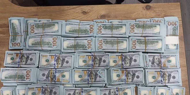 Havalimanında dolar operasyonu: 2 'yolcu' balya balya sahte parayla yakalandı