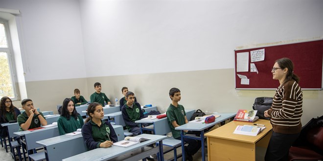 Okullarda temizlik görevlisiyken öğretmen oldu