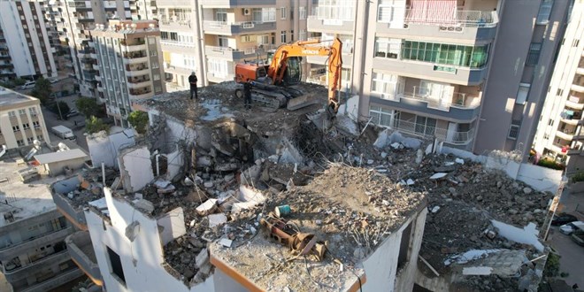 Ağır hasarlı binanın beton bağlama noktasından tepsi çıktı