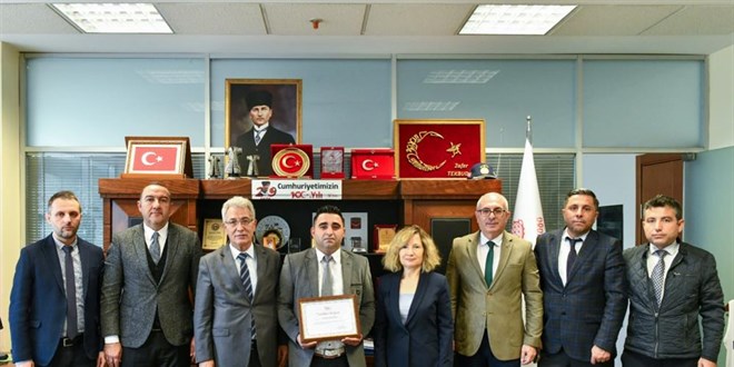 Darp edilen genci otobüsüne alarak kurtarmıştı..EGO'dan plaket