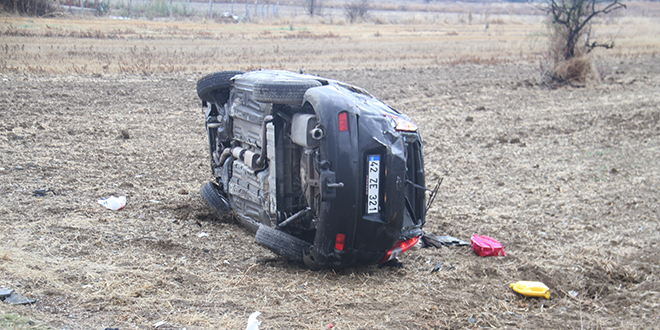 Tarlaya devrilen otomobil ve traktördeki 1 kişi öldü, 8 kişi yaralandı