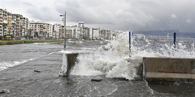 İzmir'de denizde taşkın uyarısı yapıldı