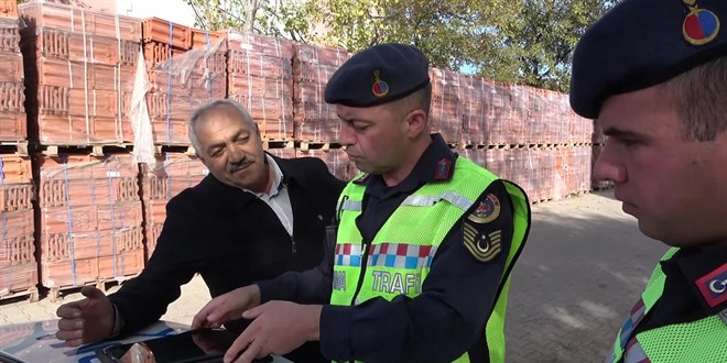Ehliyetsiz plakasız ve kasksız yakalandı, 'Görmeyiverin ne olacak' dedi