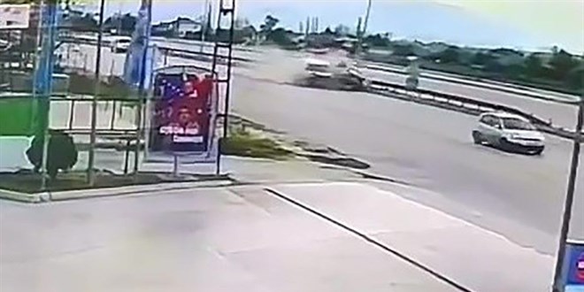 Kazada ikiye ayrılan araçtan sağ çıktılar