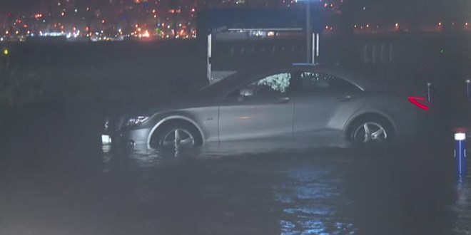 İzmir'de deniz taştı, sokaklar su altında kaldı