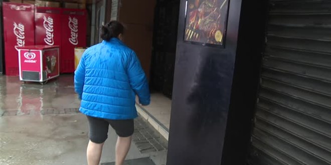 İzmir'de deniz taştı, sokaklar su altında kaldı