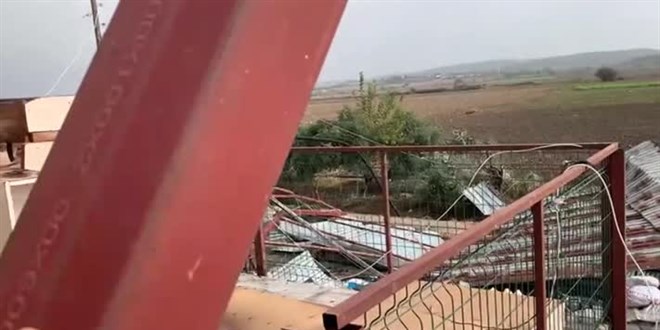 Osmaniye'de fırtına, ahır ve tarım arazilerine zarar verdi