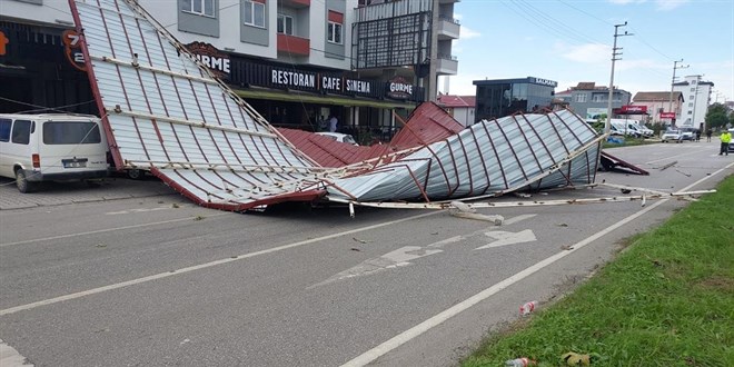 Çatı uçtu, kara yolu ulaşıma kapandı