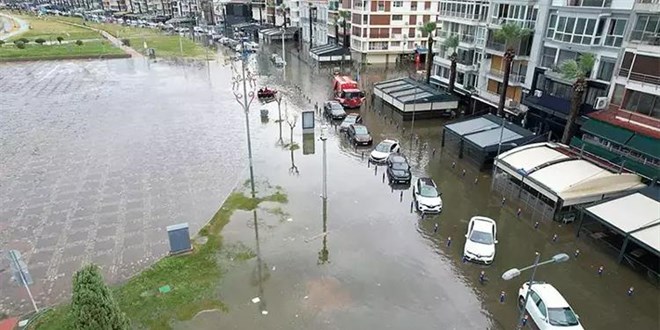 İzmir'deki taşkın; bini aşkın ev ve iş yeri etkilendi